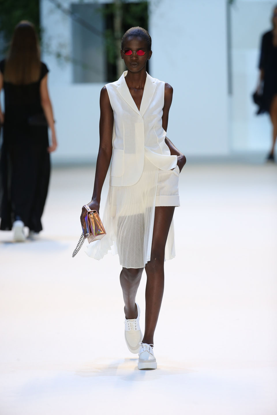 Aamito Lagum (Viva) Pure white wool voile gilet and plissé shorts skirt Anouk City in mirrored leather